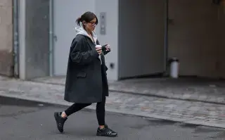Frío polar en Buenos Aires: 3 looks ideales para vestirte esta semana Mujer con look deportivo caminando por la calle