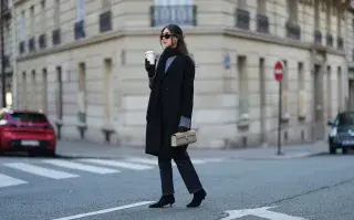 3 looks de invierno abrigados y cancheros para usar este fin de semana Mujer con tapado y botas en la calle