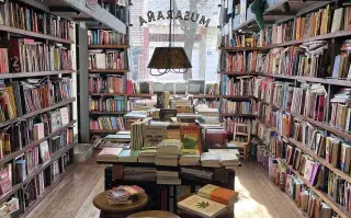 10 librerías de Buenos Aires para leer, tomar café y disfrutar de planes culturales Imagen interior de una librería