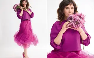 Natalia Oreiro sosteniendo un ramo de flores lilas.