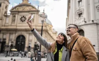 10 planes para hacer en la Ciudad: arte, ciencia, gastronomía y actividades deportivas Una pareja paseando por la ciudad de Buenos Aires