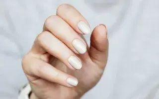 Uñas de invierno: cómo ponerles color y onda a tu manicura en tres pasos Uñas en color blanco que son tendencia