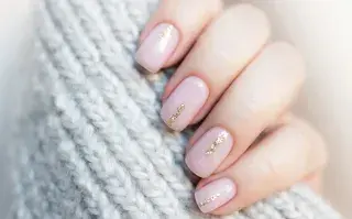 Uñas de agosto: 7 diseños fáciles y rápidos para hacerte en casa Los estilos minimalistas, los tonos suaves y los detalles delicados siguen marcando el pulso de la temporada.