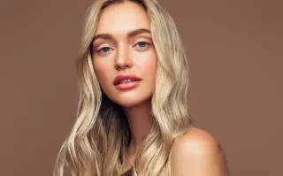 Adiós al clean girl look: por qué vuelve el make up expresivo esta temporada Una joven con maquillaje natural