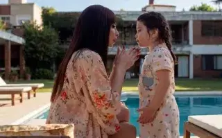 Moria: qué enseña la serie sobre cómo criar hijos libres y autónomos Moria habla con su hija en la serie
