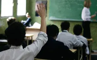 una clase con alumnos y docente