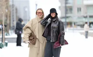 Cinco camperas icónicas que nunca pasan de moda: cómo elegir la ideal según tu estilo trench y campera de jean mujer