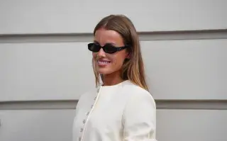 Cardigan vs. sweater: cuál usar según tu estilo y la temperatura del día Una mujer con un cardigan en color nude