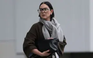 Una mujer usando un cardigan XL