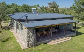Casa sustentable en Córdoba: así es este refugio de adobe, piedra y madera que se integra con la montaña casa ecologica bioconstruccion en Cordoba