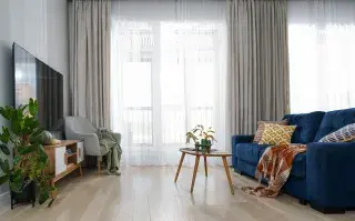 La fórmula para elegir cortinas que protegen del frío y suman estilo Foto de living.