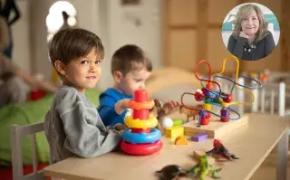 niños que aprenden a jugar y compartir