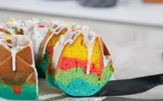 Torta arco iris: la receta fácil, vistosa y lista en 40 minutos, ideal para celebrar el Día del Niño torta multicolor