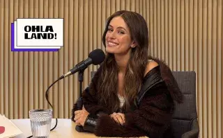 Lola Abraldes mirando a cámara y sonriéndo en una mesa de streaming de OHLALÁ!