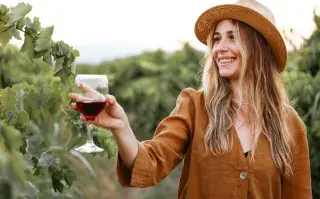 10 etiquetas Pinot Noir que vas a querer descubrir mujer brinda con vino pinot noir
