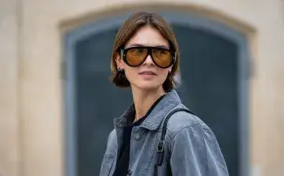 Looks de Pinterest: 5 ideas para combinar los básicos que ya tenés en tu placard Una mujer con una campera de jean y lentes XL