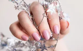 Las uñas de agosto invitan a jugar, experimentar y perderle el miedo al color.
