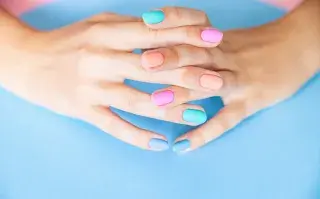 Uñas de primavera: 5 ideas coloridas para que te inspires Una mujer con uñas de colores