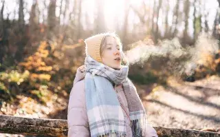 Foto de mujer al sol en invierno.