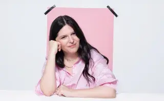 Caro Trippar con fondo cartulina rosa