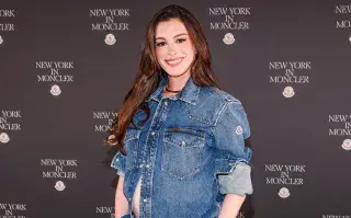 anne Hathawat con camisa de jean