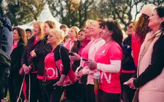 “Vine por mi mamá”: las historias detrás de la Caminata Avon contra el cáncer de mama caminata avon por el cancer de mama