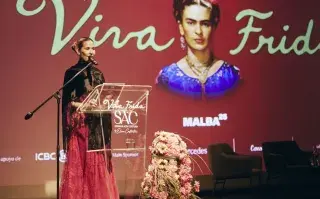 Elina Constantini hablando en publico