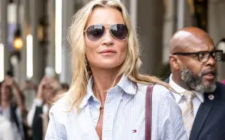 New York Fashion Week: Kate Moss llevó un look con jeans que estiliza y es fácil de copiar Foto retrato de Kate moss