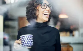mujer sonrie menopausia