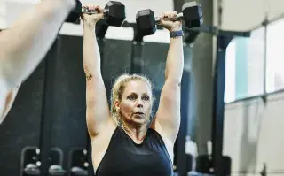 mujer de 50 años entrena con fuerza