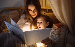 ¿Está desapareciendo el cuento de las buenas noches? Qué efectos tiene leerles a los niños antes de dormir madre lee cuento a los chicos antes de dormir