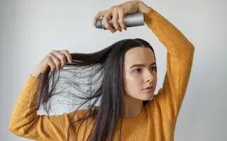 Shampoo en seco: cómo y cuándo usarlo para que realmente funcione, según expertos 