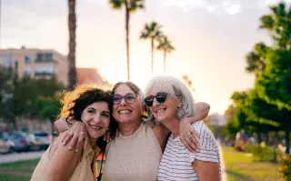 mujeres adultas felices