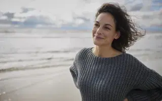 mujer en la playa feliz