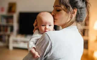 mamá con bebe en brazos