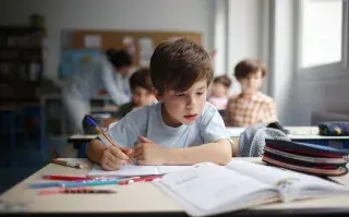 nene estudia y hace deberes