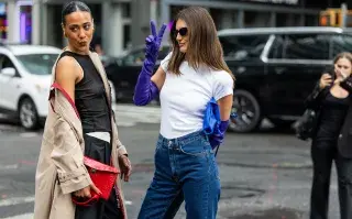 Dos mujeres con street style posando en la Semana de la Moda en las calles de Nueva York