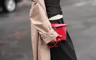Carteras de colores: esta es la tendencia de Nueva York Fashion Week que llega a la Argentina Bolsos tendencia de colores en el Street style en nueva york fashion week
