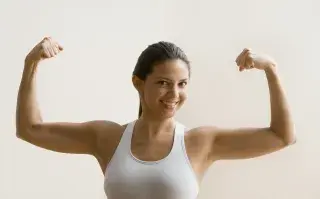 mujer muestra sus musculos