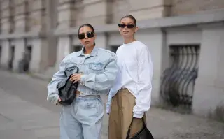 Jean cropped: la tendencia europea que llega esta primavera y dónde podés conseguirlo Dos mujeres en fashion week con looks en colores neutros