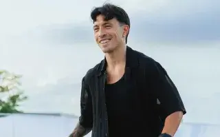 Lisandro Martinez posando con camisa negra