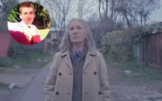 Mis muertos tristes: el caso real que inspiró el cuento de Mariana Enríquez y ahora llega a Netflix Una mujer con un trench en el medio de una calle.