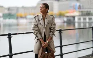 Looks de oficina: cómo lograr outfits de transición con prendas que seguro tenés en tu placard Una mujer con un trench color beige