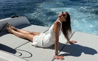 Pampita anticipó las tendencias del verano: crochet, encaje y flores Pampita con look total white en el mar
