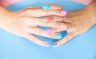 Las uñas de colores son tendencia