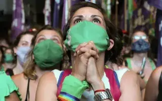 mujeres esperan la aprobacion del aborto legal en argentina