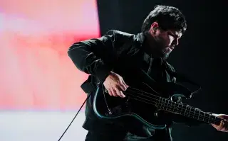santiago Motorizado tocando una guitarra