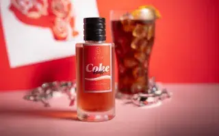 Fragancia de Ori Ruso de Coca Cola sobre un fondo rojo y un vaso de Cola
