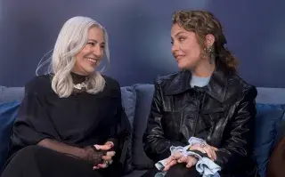 Mercedes Morán y Dolores Fonzi se ríen mientras son entrevistadas por Eugenia Castagnino en un fondo azul