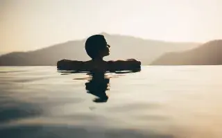 Una mujer en el jacuzzo de un Spa